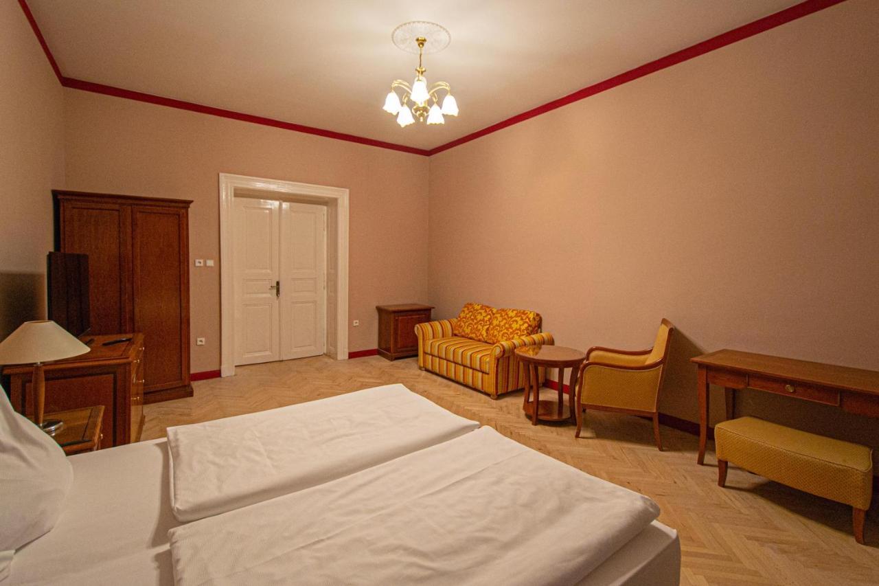 4 Bedrooms 130M2 Apartment At The Main City Square Praga Exterior foto